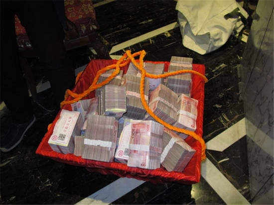 不少農(nóng)民工的工資是用籮筐挑走的。