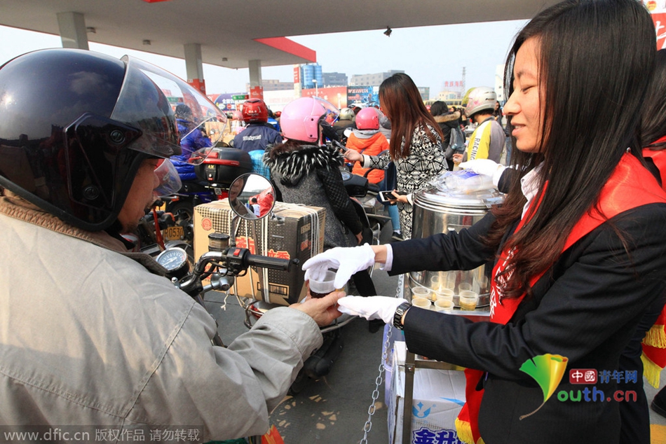 2015年2月10日，廣東佛山，順德龍山加油站為返鄉(xiāng)摩托車(chē)免費(fèi)加油。