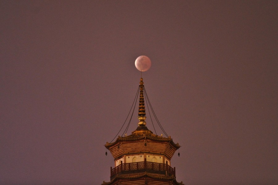 4月4日，廣東省廣州市，月全食與赤崗塔。（二次曝光）石榴/CFP