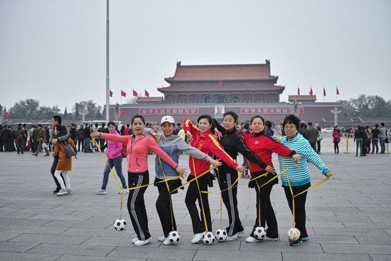 大媽天安門前跳廣場(chǎng)舞 3分鐘后被工作人員叫停 大媽天安門前跳廣場(chǎng)舞 3分鐘后被工作人員叫停