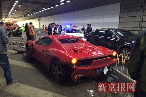 一輛蘭博基尼與一輛法拉利發(fā)生事故，現(xiàn)場(chǎng)狀況慘烈