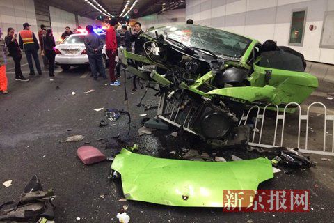 一輛蘭博基尼與一輛法拉利發(fā)生事故，現(xiàn)場(chǎng)狀況慘烈