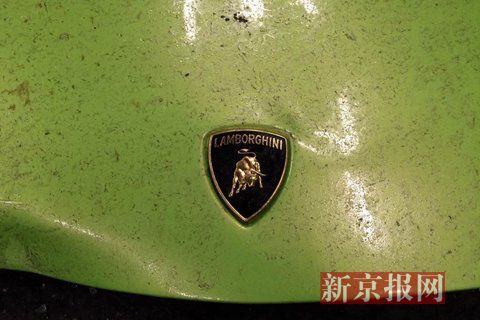 一輛蘭博基尼與一輛法拉利發(fā)生事故，現(xiàn)場(chǎng)狀況慘烈