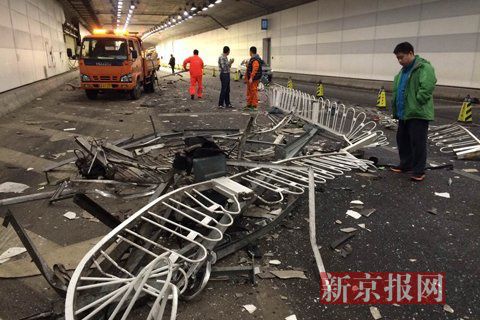 一輛蘭博基尼與一輛法拉利發(fā)生事故，現(xiàn)場(chǎng)狀況慘烈