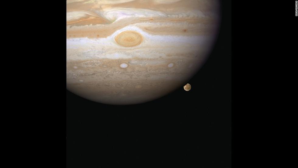 位于地球大氣層外的哈勃望遠(yuǎn)鏡能給人類來更清楚的太空圖像。