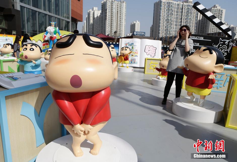 4月22日，游客參觀蠟筆小新特展?！跋灩P小新25周年紀(jì)念特展”日前在北京開(kāi)展