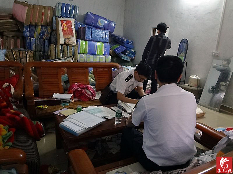 執(zhí)法人員對(duì)“黑心棉”窩點(diǎn)進(jìn)行登記取證。