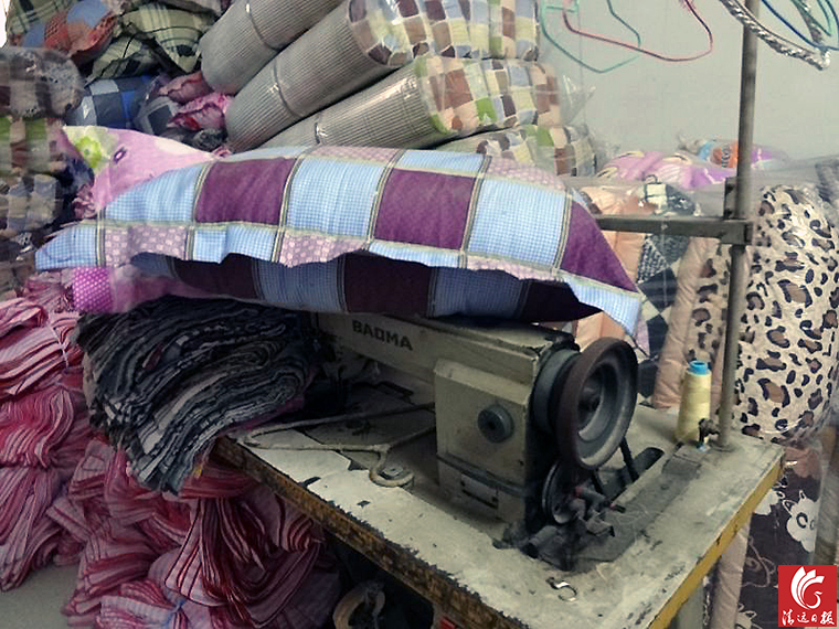 作坊一角。執(zhí)法人員稱，該作坊利用廢舊棉花和劣質(zhì)絮用纖維進(jìn)行違法加工。