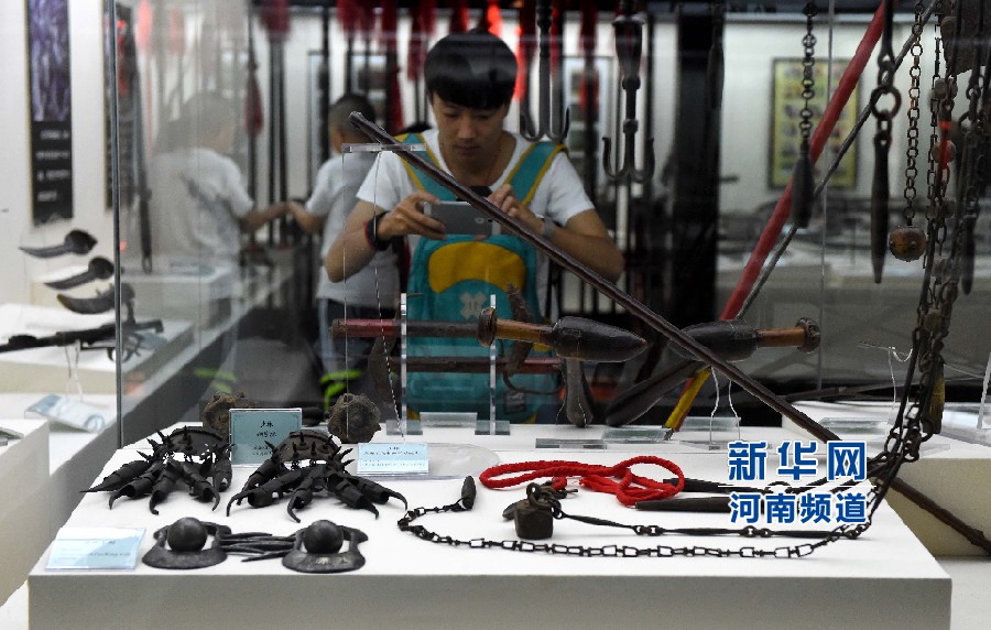 4月26日，參觀者在兵器展覽館內(nèi)拍攝展品。