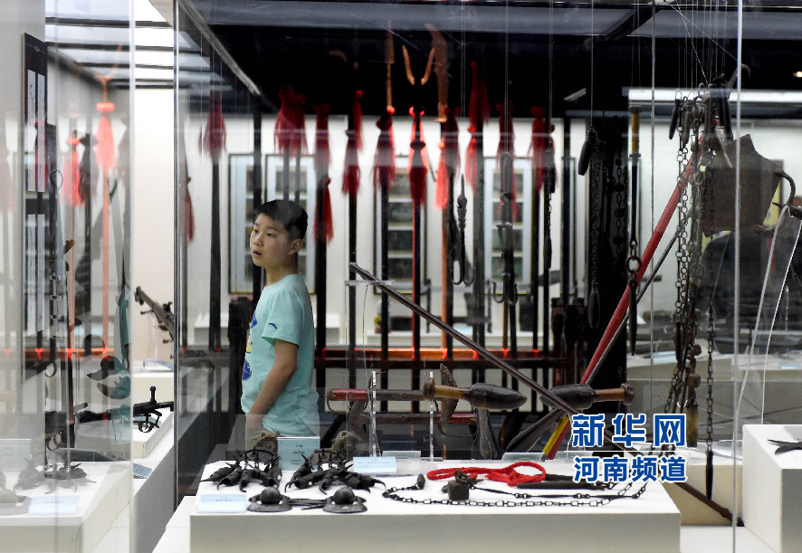 4月26日，參觀者在兵器展覽館內(nèi)參觀。