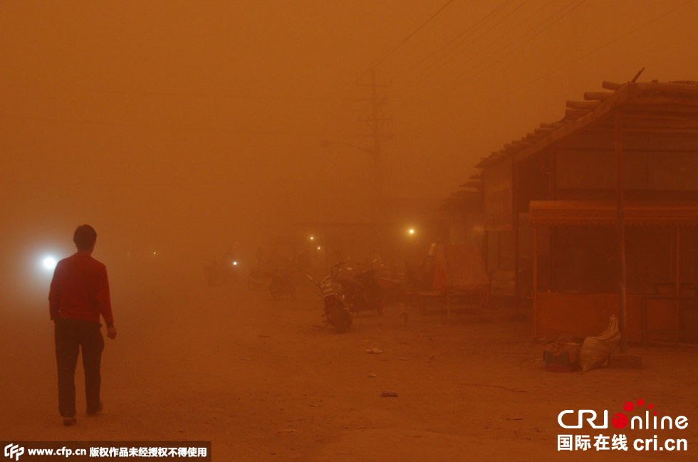 巴扎上的車輛紛紛打開車燈。