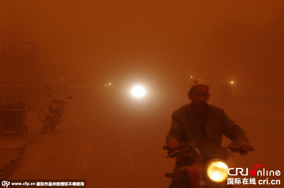 巴扎上的行人紛紛回家?！D片來源：CFP