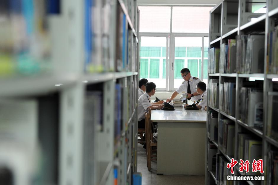 5月8日，武漢輕工大學保安吳濤、江力、黃凱、萬文杰在圖書館學習中。中新社發(fā) 張暢 攝