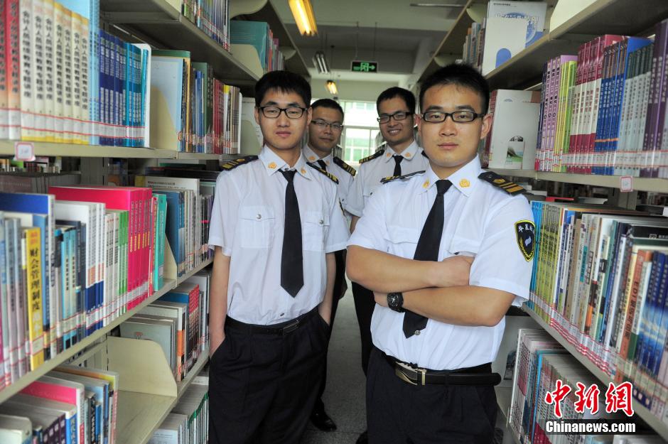 　5月8日，武漢輕工大學圖書館保安吳濤、江力、黃凱、萬文杰。中新社發(fā) 張暢 攝