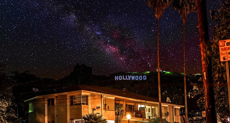 星空下的好萊塢。（網(wǎng)頁截圖）