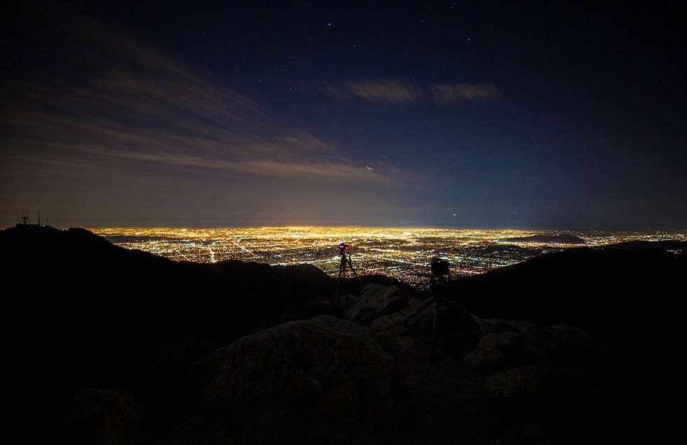 制作一部20秒鐘的短片需要拍攝近450張類似照片。（網(wǎng)頁截圖）
