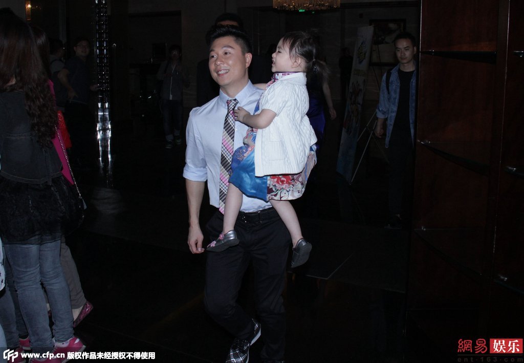 近日李小鵬抱女兒快步離開活動(dòng)現(xiàn)場。