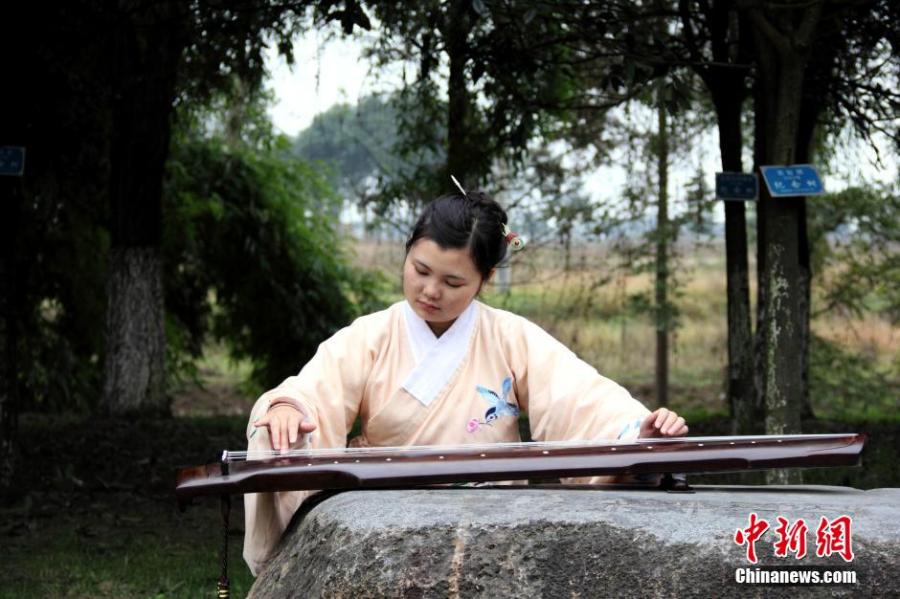 圖為在校園里撫琴的胡雅潔。