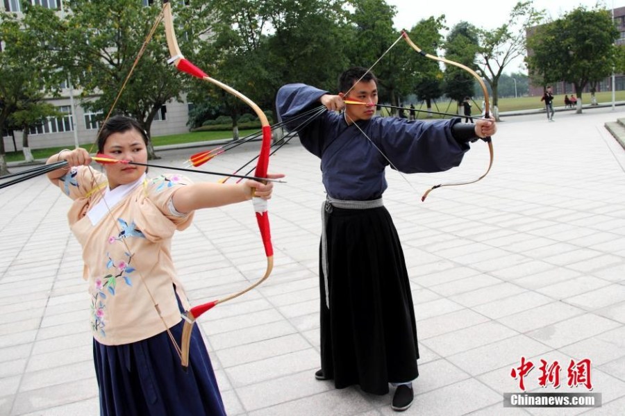 圖為課余練習(xí)射箭的“神雕俠侶”胡雅潔和胡默齋。