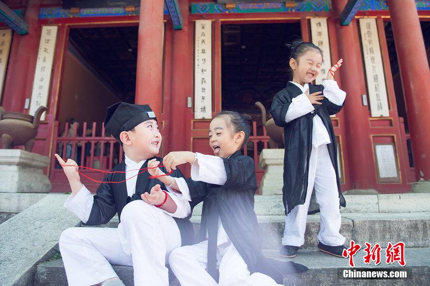 三萌娃扮“道士”玩游戲喚醒網(wǎng)友兒時(shí)記憶