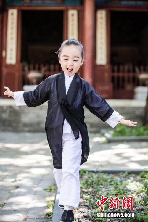 三萌娃扮“道士”玩游戲喚醒網(wǎng)友兒時(shí)記憶