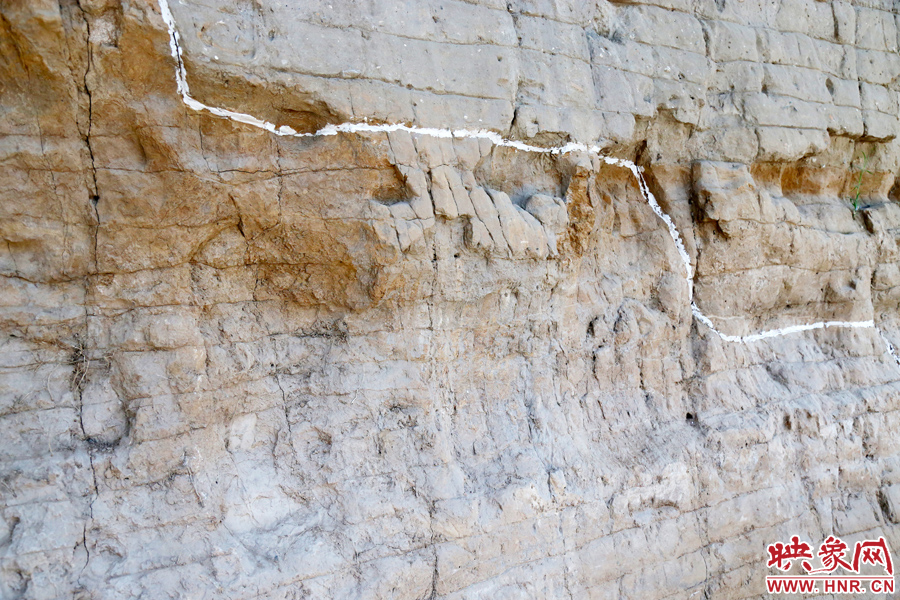 待工程開放后，游客走進城墻內部，可以看到商代的紅色夯土層、戰(zhàn)國時期的白色夯土層。