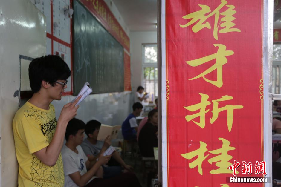 河南考生備戰(zhàn)高考 標(biāo)語口號貼滿教室 河南考生備戰(zhàn)高考 標(biāo)語口號貼滿教室