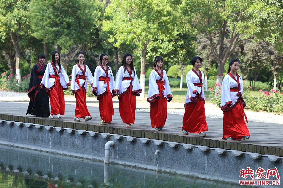 在校園里再走走，下次又不知道是何年何時(shí)。