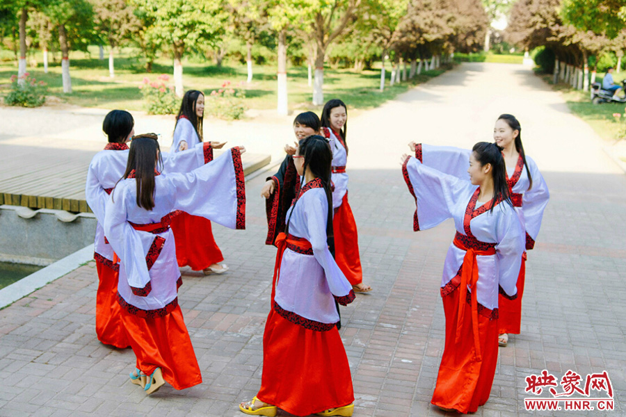 走遍校園的每個(gè)角落，只為你能盡可能將有關(guān)的記憶都帶走。