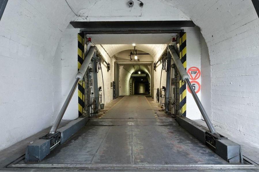 圖為地堡內(nèi)的通道，皆配備攝像頭。