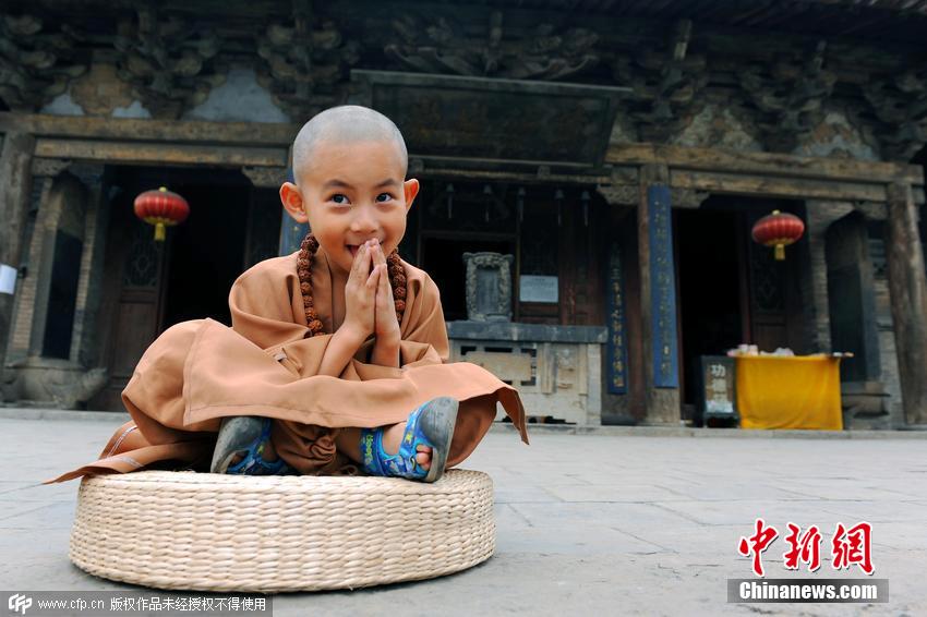 4歲小朋友寺院過(guò)暑假 被贊最萌“小和尚”