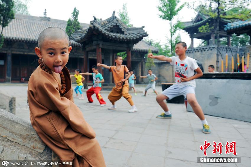 4歲小朋友寺院過(guò)暑假 被贊最萌“小和尚”