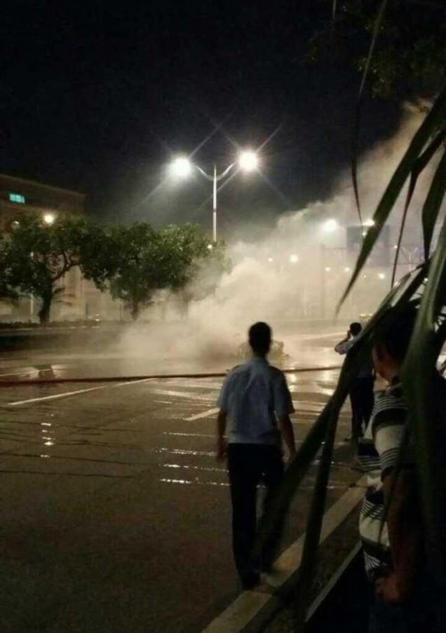 蘭博基尼跑車撞貨車燒成廢鐵 司機當場死亡 蘭博基尼跑車撞貨車燒成廢鐵 司機當場死亡