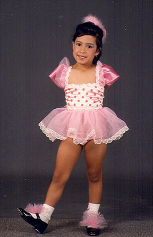 美國(guó)“勵(lì)志姐”天生無(wú)雙臂 用腳開(kāi)飛機(jī)彈鋼琴