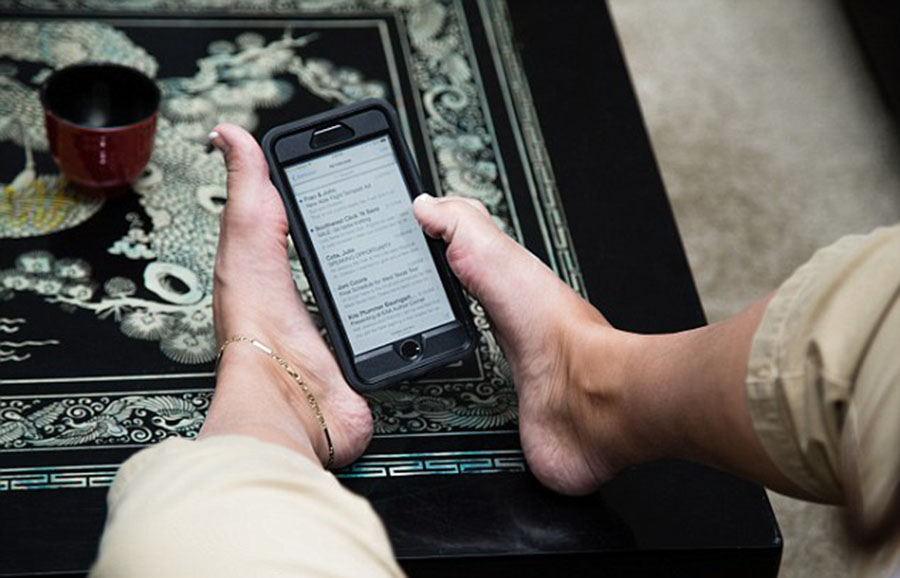 美國(guó)“勵(lì)志姐”天生無(wú)雙臂 用腳開(kāi)飛機(jī)彈鋼琴