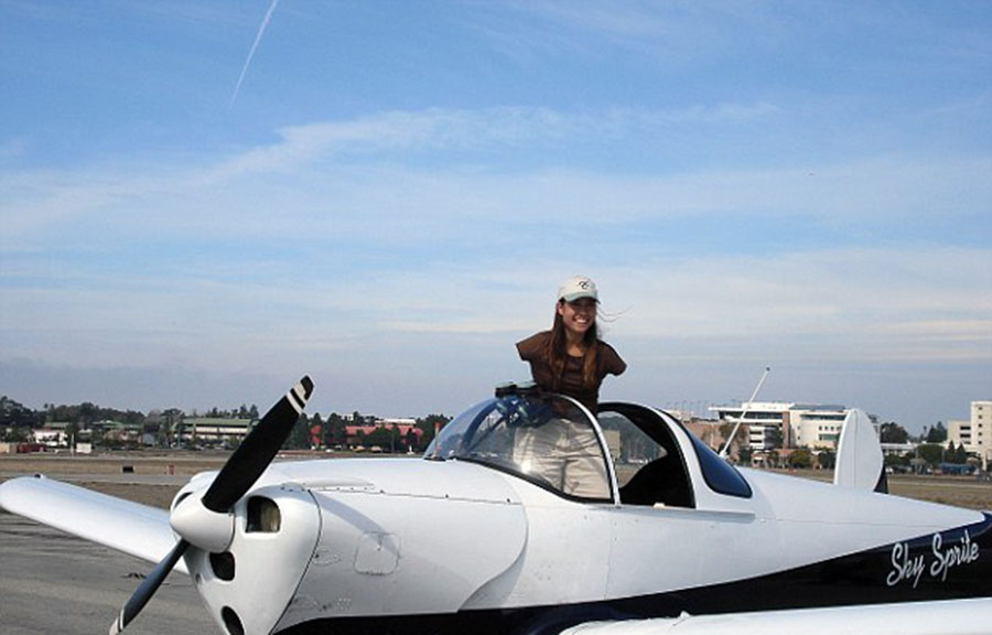 美國(guó)“勵(lì)志姐”天生無(wú)雙臂 用腳開(kāi)飛機(jī)彈鋼琴