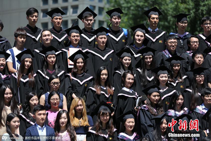 北影本科畢業(yè)典禮 美女學生素顏難掩清新 北影本科畢業(yè)典禮 美女學生素顏難掩清新