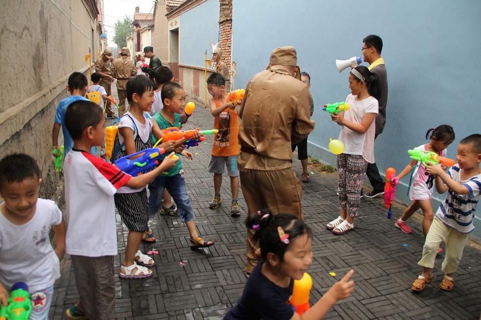 孩子們持水槍打鬼子。