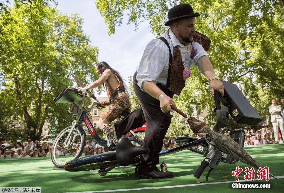 倫敦紳士運(yùn)動(dòng)會(huì) 騎車(chē)“擊傘”人仰馬翻