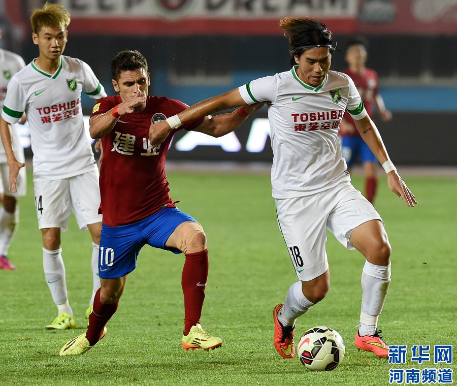 　7月19日，杭州綠城隊(duì)球員趙宇豪（右）在比賽中爭(zhēng)搶。
