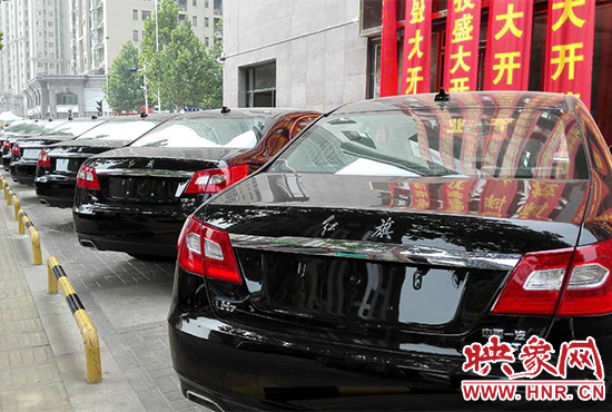 路邊一棟樓上懸掛著二三十條紅色條幅，全部是祝賀一家公司開業(yè)的。