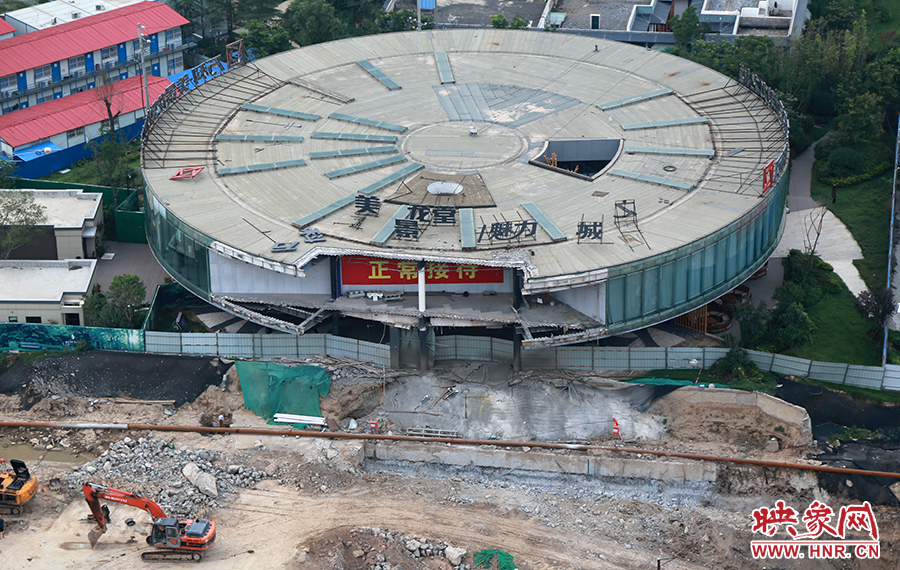 售樓部被拆掉一個(gè)角，仍在正常使用