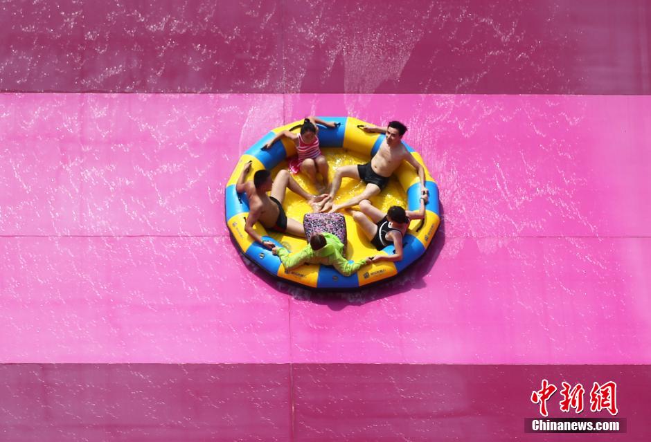 8月1日，民眾扎堆在南京湯山歡樂水魔方水上樂園戲水，享受“冰火兩重天”的涼爽和激情。連日來，中國大部分地區(qū)迎來高溫天氣。