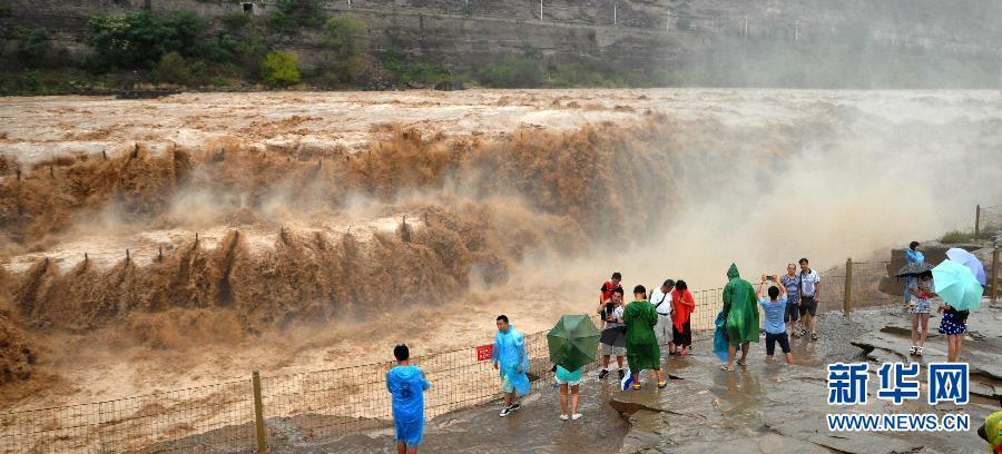 8月2日，游客在山西吉縣黃河壺口瀑布景區(qū)游覽觀瀑。