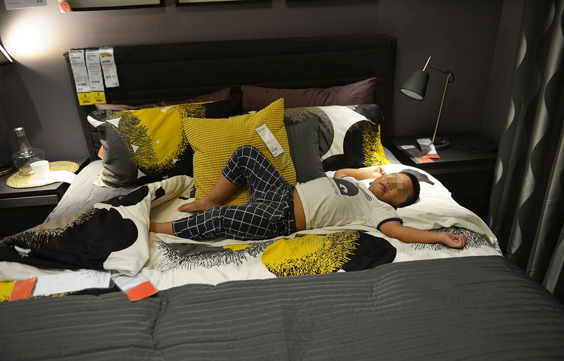 8月4日，杭州，“蹭涼族”在宜家杭州店的沙發(fā)或床鋪上休息。