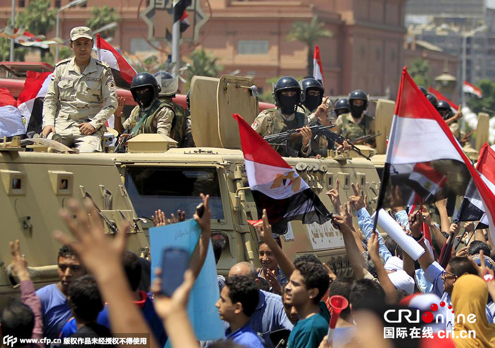 當(dāng)?shù)貢r(shí)間2015年8月6日，埃及開羅，民眾集會(huì)慶祝新蘇伊士運(yùn)河開通。圖片來源:CFP