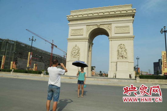 鄭州驚現(xiàn)山寨“凱旋門(mén)”