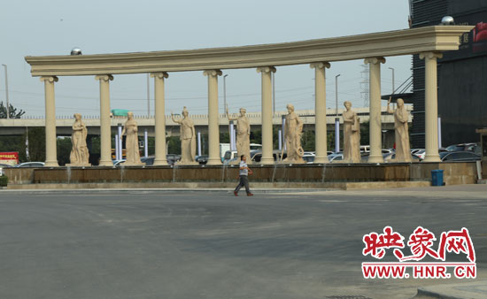 在這個(gè)“凱旋門(mén)”前是一處噴泉景觀。