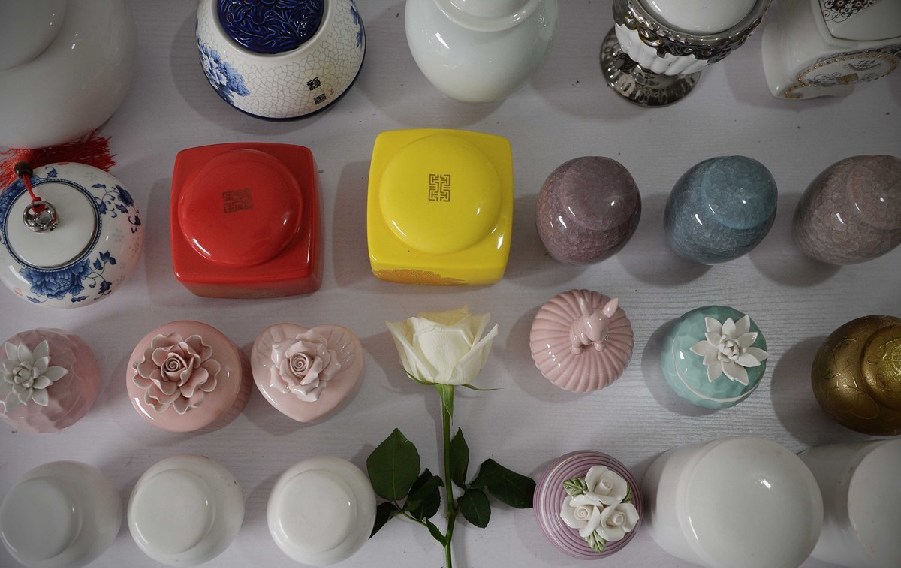 各種陶瓷罐是用來裝寵物骨灰的。