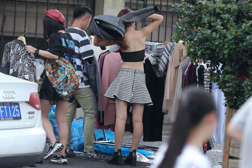 杭州街頭女模當街更衣 市民批不雅